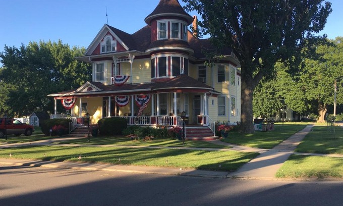 Lenox Bed & Breakfast | The Heritage Inn-Lenox, Iowa