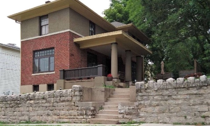Hannibal House | The Hickman-Bond House. A Prairie style home by Disciple of Frank Lloyd Wright
