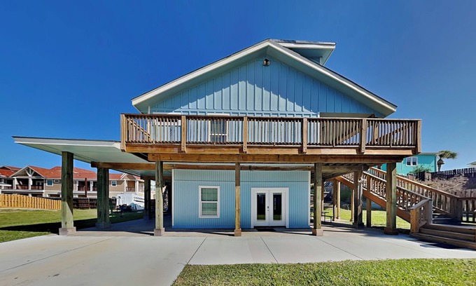 Leeward Sands House | The Hidden Porpoise | In-town activities nearby