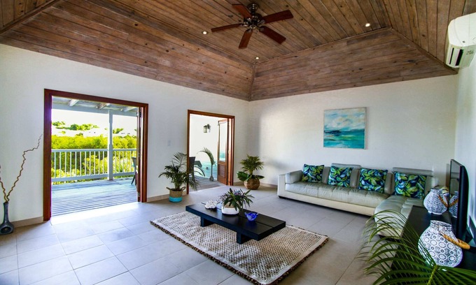 Freetown House | The Hideaway 3 Bedroom Townhouse Pool