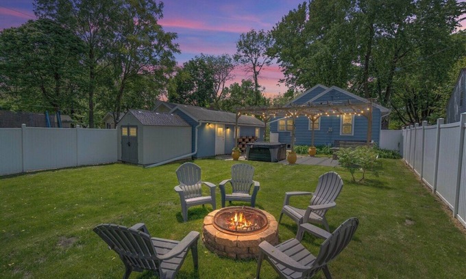 Ames House | The Hideaway on Hazel- Luxury Smart Home w Hot Tub
