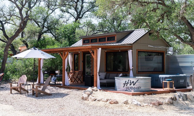 Hondo Cabin | The Highland Escape: A Serene Escape Amidst Nature's Majesty