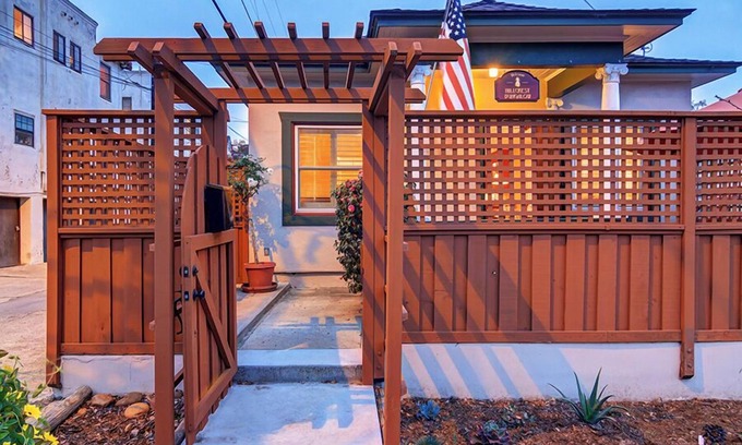 University Heights House | The Hillcrest Bungalow.NO Deposit City Center Location, 15 min to Beaches