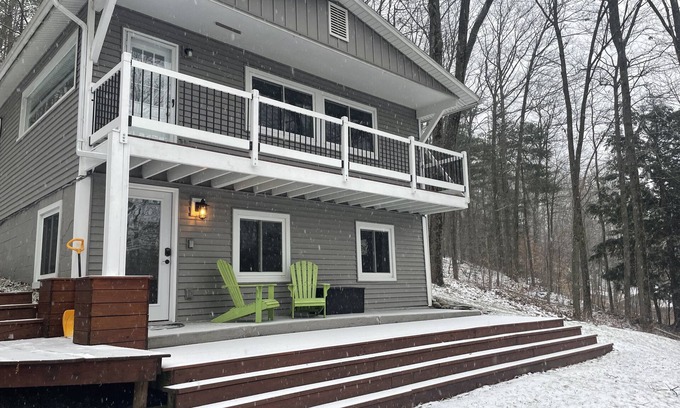 Williston South Ski Chalet | The HIllside Hideaway - See Stowe, Shop Williston, Dine Burlington! hot tub!