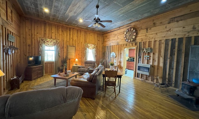 Mountain View Cabin | The Hilltop Cabins - Music Room