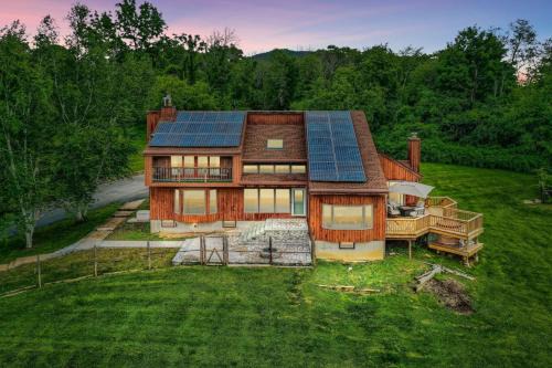 Warwick House | The Hilltop Fenced 8-Acre Dog-Friendly Retreat