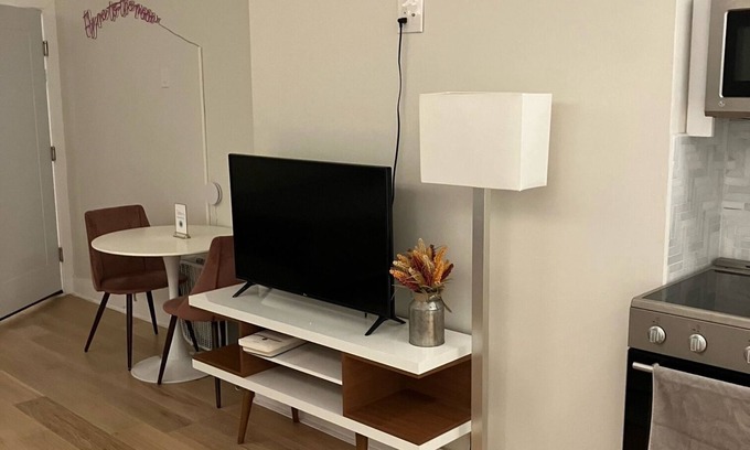 Gayborhood Apartment | The Holiday - 1BR - Apt 3B