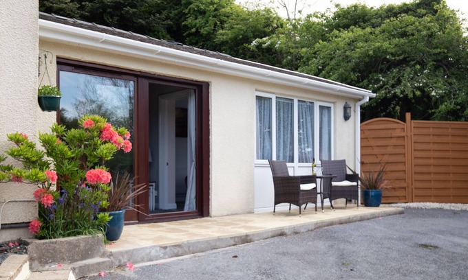 Wiseman's Bridge Cottage | The Hollies - Close to Beach, Parking, EV Charger