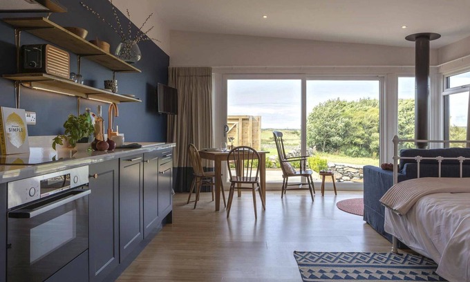 Rhosneigr Apartment | The Hoot; a large, modern studio annexe on Anglesey