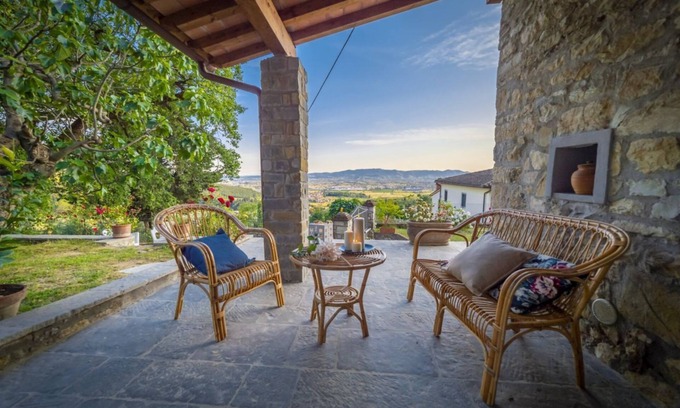 Montemurlo House | The House of Roses, surrounded by greenery