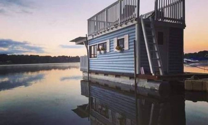 Antioch Boat Rental | The Houseboat @ The Cottages on Petite Lake