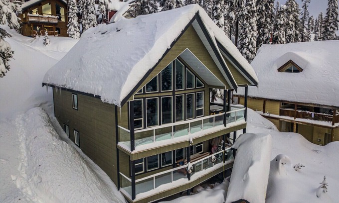 Snow Pine Estates House | The Howling Wolf | Beautiful Chalet | Private Hot Tub | Pet friendly| Ski in/out