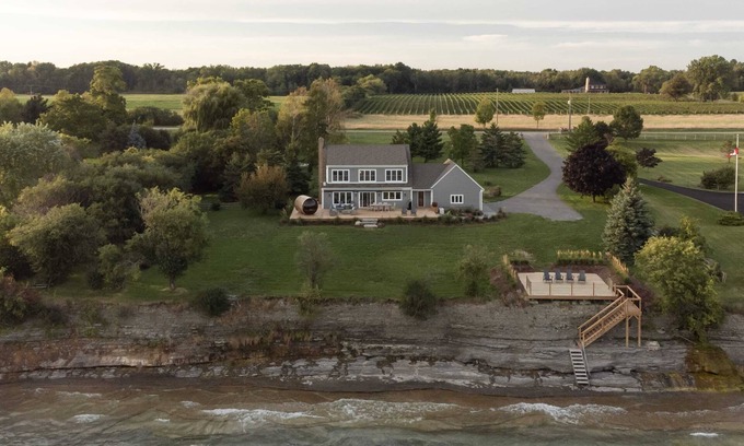 Wellington House | The Hull House - Lake Ontario Waterfront w Sauna