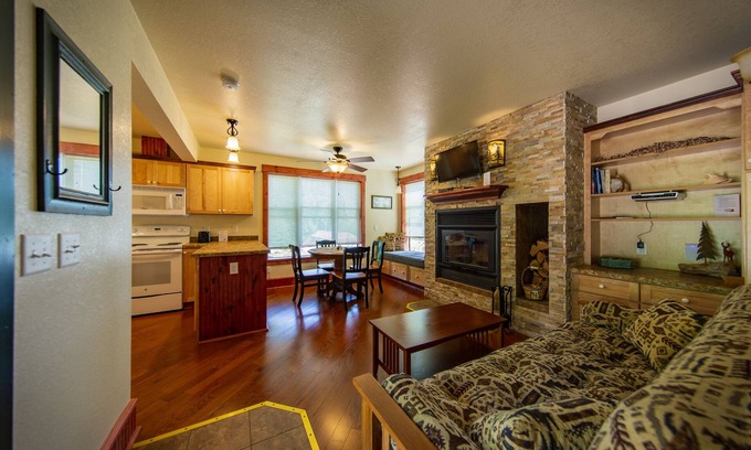 Croftville Condo | The Inn at Croftville Road Cottages #4. On the Shore of Lake Superior.