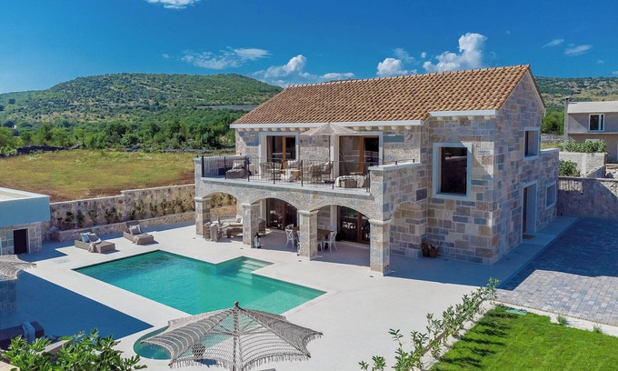 Businci Villa | The James Bond Mansion - Jacuzzi, Pool and Games