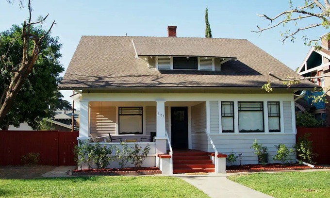 Downtown Riverside Apartment | The Jazz Room