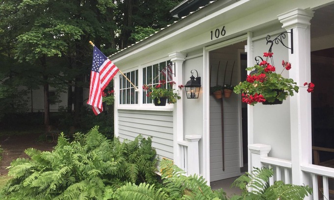 Jefferson House | The Jefferson House, 5 mi to wedding venues, center of town on the town green
