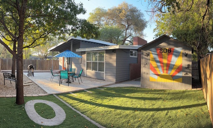 Lubbock House | The Jetson - Retro Mid-Mod Retreat Near TTU & Med District!