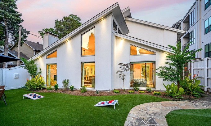 Oak Lawn House | The Jewel-Modern Retreat, Hot Tub, Night Life