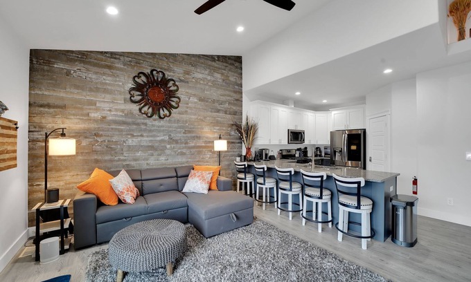 Twin Falls House | The Jolly Rancher, Luxury Furnishings, Jet Tub, Fenced Yard, Corporate and Vacan