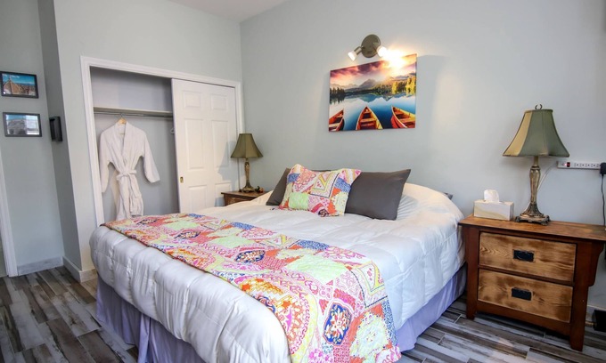 Bracebridge Apartment | The Jypsy Inn - Muskoka Room Bracebridge