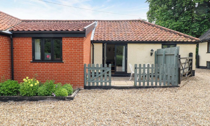 Harleston Cottage | THE KILN, pet friendly, with a garden in Harleston