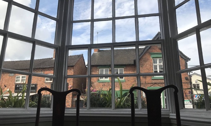 Eccleshall Bed & Breakfast | The Kings Arms Hotel