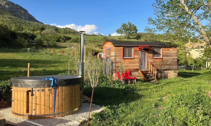 Entrepierres House | The La Croix roulott on the heights of Sisteron