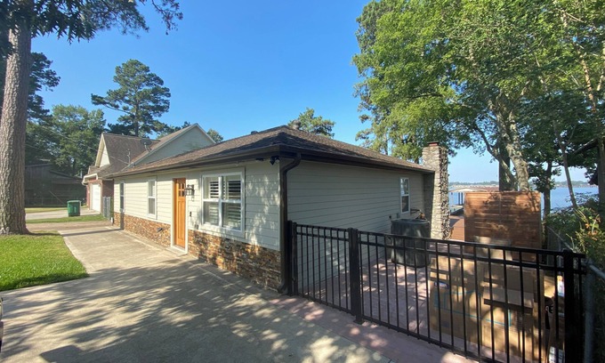 Lake Houston House | The Lake Houston Escape