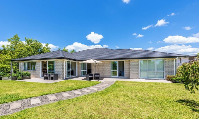 Tauranga House | The Lakeside - Tauranga Holiday Home