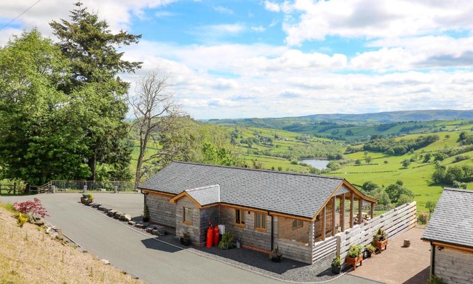 Llanidloes House | The Larches