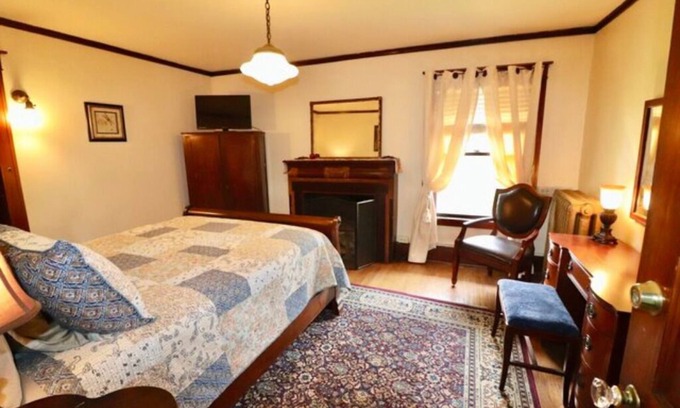 Downtown Niagara Falls Bed & Breakfast | The Larke Room w/queen bed
