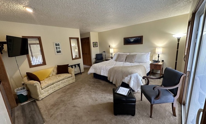 Woodland House | The Lewis River Salmon Shores - Waterfront View & Fishing, Book It Now!