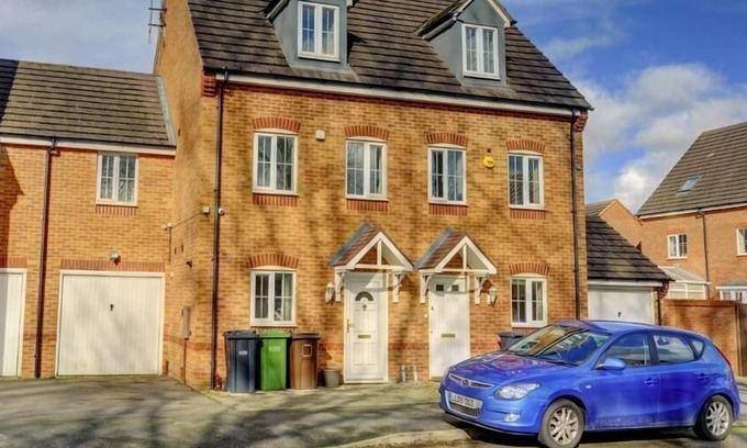 Little Hay Apartment | The Leyburn | Large Executive House | Parking & Garden | Short Term Let by SILVA