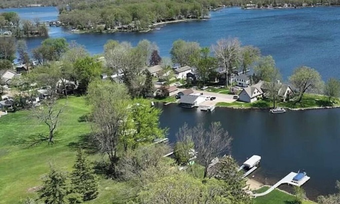Lakeland Cottage | 🌟”The Lily Pad” Cottage🏡🚣♀️Strawberry Lakefront Fun on the Huron River Lake Chain!