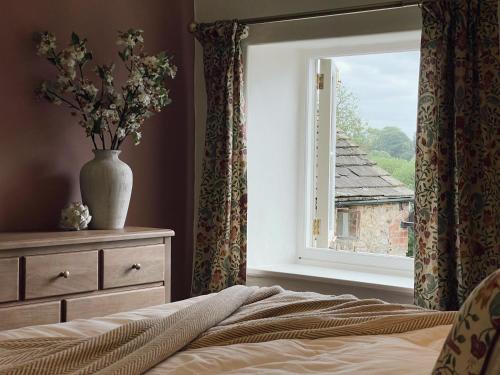 West Tanfield House | The Little Chantry - Hot Tub, Riverside, Pet Friendly