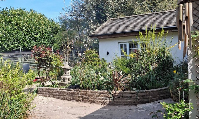Hull Cottage | The Little House in HullnPET FRIENDLY nSanctuary in the City