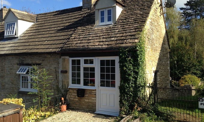 Tetbury Cottage | The Little House on Gumstool Hill
