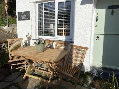 Pentewan House | The Little Lighthouse - 2 minutes from the beach