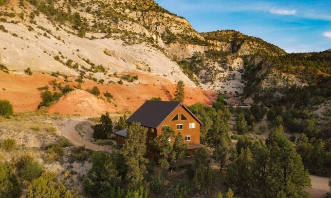 Orderville Cabin | The Lodge at East Zion (sleeps 36) w/Resort Pool