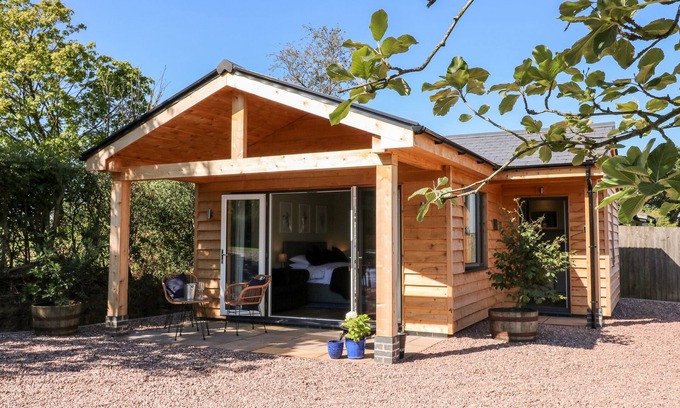 Checkley Cottage | THE LODGE AT MIDDLETON HOUSE, pet friendly, with a garden in Stone