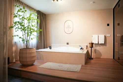 Municipality of Oisterwijk Cabin | The Lodge Bed & Wellness Oisterwijk Sauna, Jacuzzi, Luxury