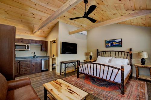 Sunapee Hotel | The Lodge by Sunapee Stays