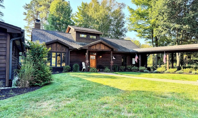 Canadian Lakes House | The Lodge- Luxury Lakefront Retreat