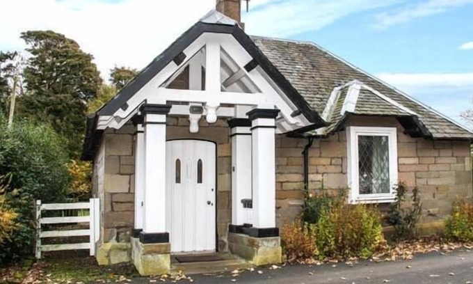 Berwick-upon-Tweed Cottage | THE LODGE, pet friendly, with open fire in Berwick-Upon-Tweed