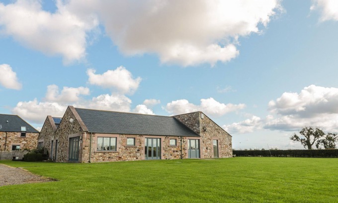 Berwick-upon-Tweed Cottage | THE LONG BARN, pet friendly, with a garden in Berwick-Upon-Tweed
