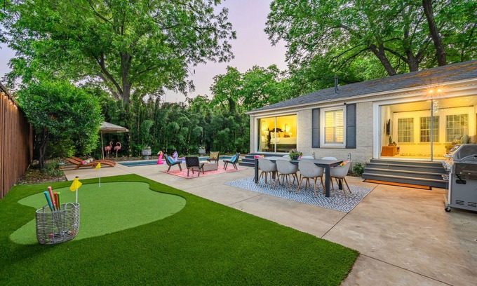 Dallas House | The Lyndzee-NEW Amazing 4 Bed Downtown Haven, Pool