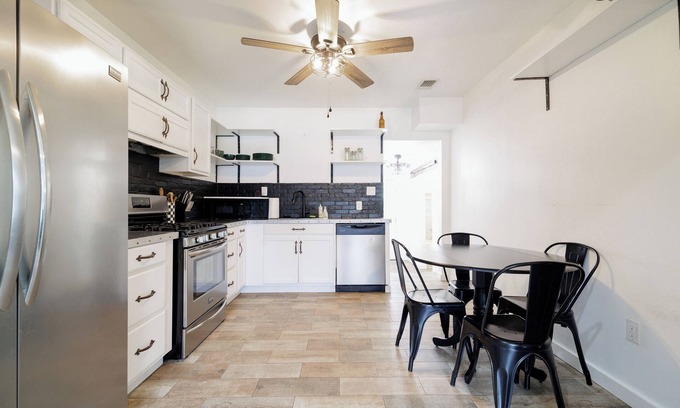Cuero House | The Main St House-Charming 2-bedroom home, fitness room in peaceful Cuero