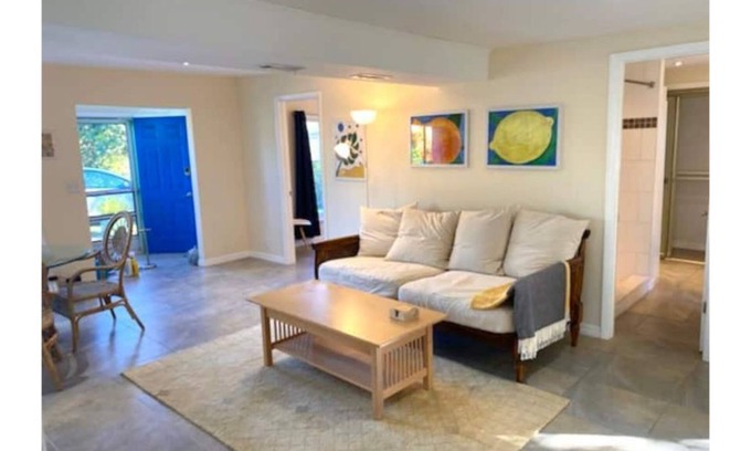 Ridge Wood Heights Cottage | The Mango Cottage: Bright, Cozy, Great Location
