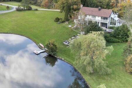 West Dover House | The Manor-Stunning Modern Farmhouse with Hot Tub